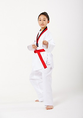 포토 JPG 스튜디오촬영 전신 여학생 여자 청소년 실내 한명 서기 옆모습 10대 운동 주먹 한국인 태권도 태권도복 품새 사교육 십대여자한명만 방과후 빨간띠 국내포토 1 학생 교육 스포츠용품 뷰포인트 모션 건강 도복 사람 동양인 내부 격투기 끈 여자한명만 십대여자만 파일형식