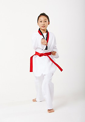 포토 JPG 스튜디오촬영 전신 여학생 여자 청소년 실내 한명 서기 앞모습 10대 운동 주먹 한국인 태권도 태권도복 품새 사교육 십대여자한명만 방과후 빨간띠 국내포토 1 학생 교육 스포츠용품 뷰포인트 모션 건강 도복 사람 동양인 내부 격투기 끈 여자한명만 십대여자만 파일형식