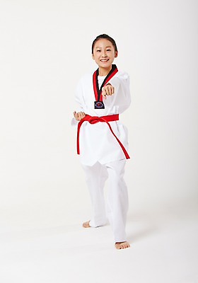 포토 JPG 스튜디오촬영 전신 여학생 여자 청소년 실내 한명 서기 미소 앞모습 10대 운동 주먹 한국인 태권도 태권도복 품새 사교육 십대여자한명만 방과후 빨간띠 국내포토 1 학생 교육 스포츠용품 뷰포인트 모션 표정 건강 도복 사람 동양인 내부 격투기 끈 여자한명만 십대여자만 파일형식