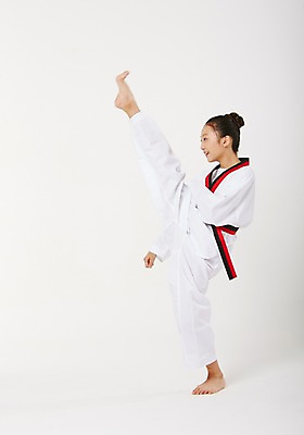 포토 JPG 스튜디오촬영 전신 여학생 여자 청소년 실내 한명 서기 옆모습 10대 운동 한국인 킥 태권도 태권도복 품새 사교육 십대여자한명만 방과후 품띠 국내포토 1 학생 교육 스포츠용품 뷰포인트 모션 건강 도복 사람 동양인 내부 격투기 끈 여자한명만 십대여자만 파일형식