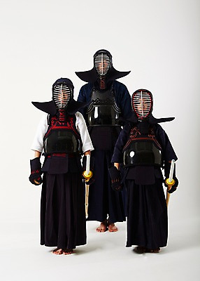 포토 JPG 스튜디오촬영 전신 여학생 여자 남자 남학생 청소년 실내 서기 20대 성인 앞모습 10대 세명 운동 한국인 보호장비 검도 검도복 목검 사교육 사범 방과후 국내포토 학생 교육 무기 뷰포인트 모션 건강 도복 사람 동양인 청년 내부 격투기 장비 검 파일형식