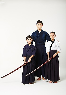 포토 JPG 스튜디오촬영 전신 여학생 여자 남자 남학생 청소년 실내 서기 들기 20대 성인 앞모습 10대 세명 운동 한국인 검도 검도복 목검 사교육 사범 방과후 국내포토 학생 교육 무기 뷰포인트 모션 건강 도복 사람 동양인 청년 내부 격투기 검 파일형식