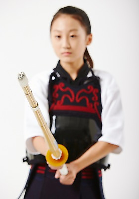 포토 JPG 스튜디오촬영 여학생 여자 스포츠 청소년 실내 한명 서기 들기 상반신 앞모습 10대 운동 한국인 보호장비 검도 검도복 목검 사교육 십대여자한명만 방과후 국내포토 1 학생 교육 무기 뷰포인트 모션 건강 도복 사람 동양인 내부 격투기 장비 검 여자한명만 십대여자만 파일형식