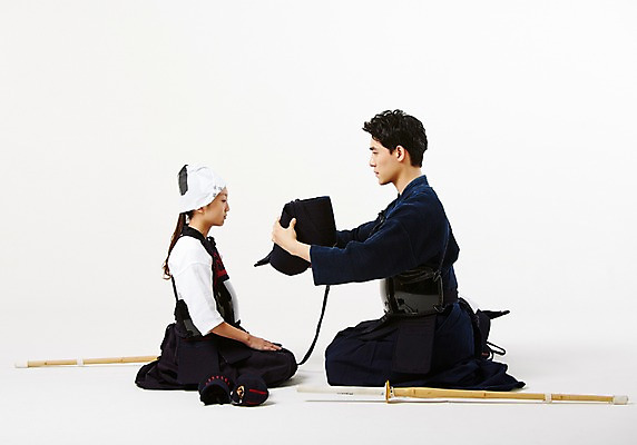 포토 JPG 스튜디오촬영 전신 여학생 여자 남자 실내 앉기 20대 성인 두명 옆모습 10대 운동 한국인 보호장비 검도 검도복 목검 사교육 사범 성인만 방과후 국내포토 학생 교육 무기 뷰포인트 모션 청소년 건강 도복 사람 동양인 청년 내부 격투기 장비 검 파일형식