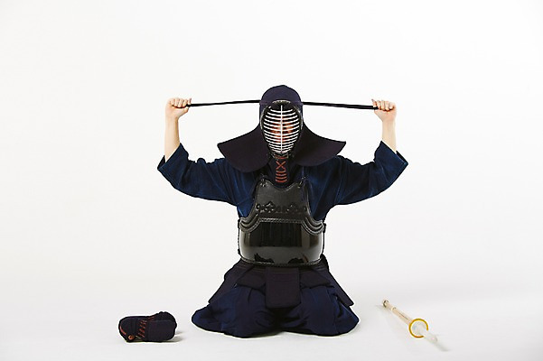 포토 JPG 스튜디오촬영 남자 실내 한명 앉기 20대 성인 앞모습 운동 한국인 무릎꿇기 보호장비 검도 검도복 사교육 사범 성인남자한명만 방과후 국내포토 1 교육 뷰포인트 모션 건강 도복 사람 동양인 청년 내부 격투기 장비 남자한명만 성인남자만 파일형식