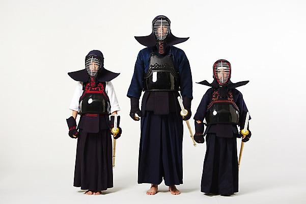 포토 JPG 스튜디오촬영 전신 여학생 여자 남자 남학생 청소년 실내 서기 20대 성인 앞모습 10대 세명 운동 한국인 보호장비 검도 검도복 목검 사교육 사범 방과후 국내포토 학생 교육 무기 뷰포인트 모션 건강 도복 사람 동양인 청년 내부 격투기 장비 검 파일형식