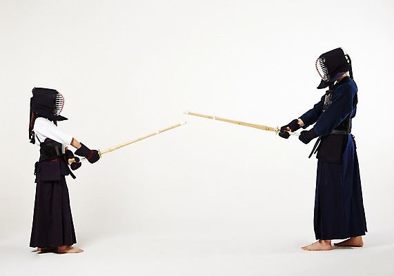 포토 JPG 스튜디오촬영 전신 여학생 여자 남자 실내 서기 들기 20대 성인 두명 옆모습 10대 운동 경쟁 한국인 보호장비 검도 검도복 목검 사교육 사범 성인만 방과후 국내포토 학생 교육 무기 뷰포인트 컨셉 모션 청소년 건강 도복 사람 동양인 청년 내부 격투기 장비 검 파일형식