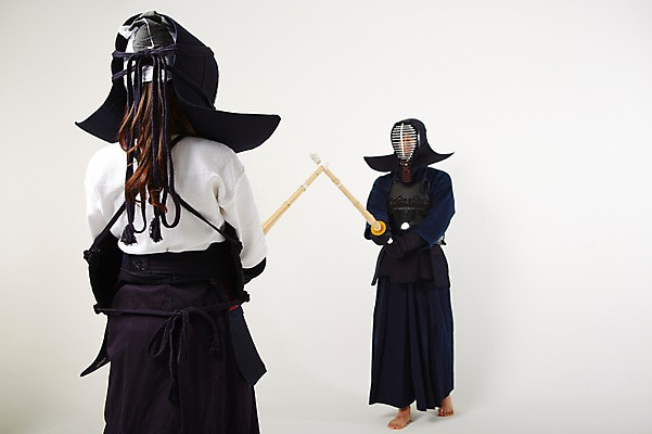 포토 JPG 스튜디오촬영 전신 여학생 여자 남자 실내 서기 상반신 20대 성인 두명 앞모습 뒷모습 10대 운동 한국인 보호장비 검도 검도복 목검 사교육 사범 성인만 방과후 국내포토 학생 교육 무기 뷰포인트 모션 청소년 건강 도복 사람 동양인 청년 내부 격투기 장비 검 파일형식