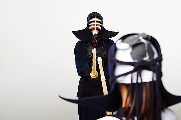 포토 JPG 스튜디오촬영 여학생 여자 남자 실내 서기 상반신 20대 성인 두명 앞모습 뒷모습 10대 운동 경쟁 한국인 보호장비 검도 검도복 목검 사교육 사범 성인만 방과후 국내포토 학생 교육 무기 뷰포인트 컨셉 모션 청소년 건강 도복 사람 동양인 청년 내부 격투기 장비 검 파일형식