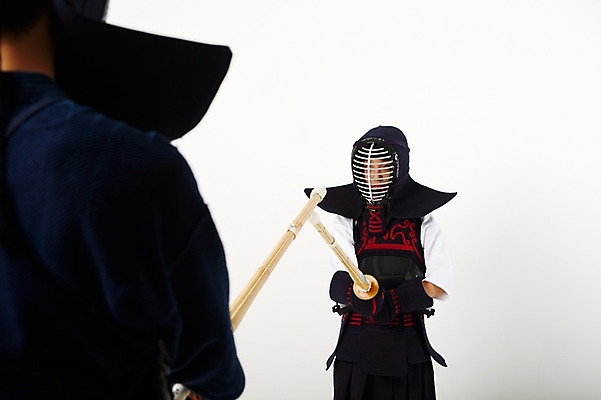 포토 JPG 스튜디오촬영 전신 여학생 여자 남자 실내 서기 상반신 20대 성인 두명 앞모습 뒷모습 10대 운동 한국인 보호장비 검도 검도복 목검 사교육 사범 성인만 방과후 국내포토 학생 교육 무기 뷰포인트 모션 청소년 건강 도복 사람 동양인 청년 내부 격투기 장비 검 파일형식