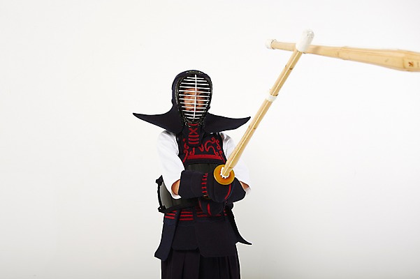 포토 JPG 스튜디오촬영 여학생 여자 스포츠 청소년 실내 한명 서기 상반신 앞모습 10대 운동 한국인 보호장비 검도 검도복 목검 사교육 방과후 국내포토 1 학생 교육 무기 뷰포인트 모션 건강 도복 사람 동양인 내부 격투기 장비 검 파일형식