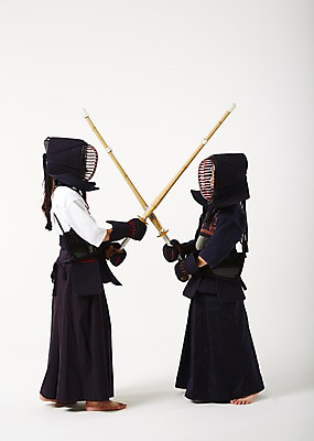 포토 JPG 스튜디오촬영 전신 여학생 여자 남자 남학생 스포츠 청소년 실내 서기 들기 두명 옆모습 10대 운동 경쟁 한국인 보호장비 검도 검도복 목검 사교육 십대만 성인만 방과후 국내포토 학생 교육 무기 뷰포인트 컨셉 모션 건강 도복 사람 동양인 내부 격투기 장비 검 파일형식