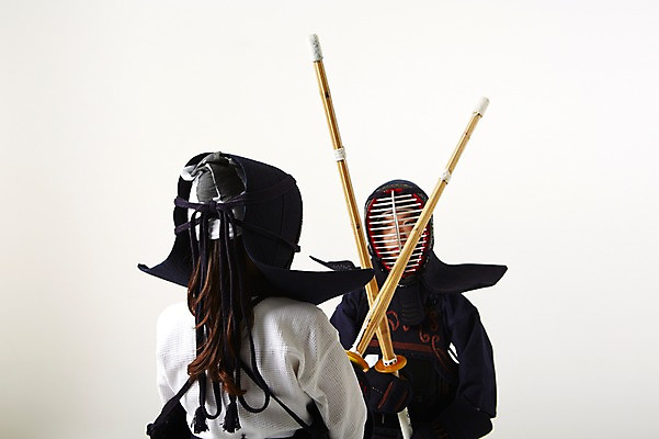 포토 JPG 스튜디오촬영 여학생 여자 남자 남학생 스포츠 청소년 실내 서기 상반신 두명 앞모습 뒷모습 10대 운동 경쟁 한국인 보호장비 검도 검도복 목검 사교육 십대만 성인만 방과후 국내포토 학생 교육 무기 뷰포인트 컨셉 모션 건강 도복 사람 동양인 내부 격투기 장비 검 파일형식