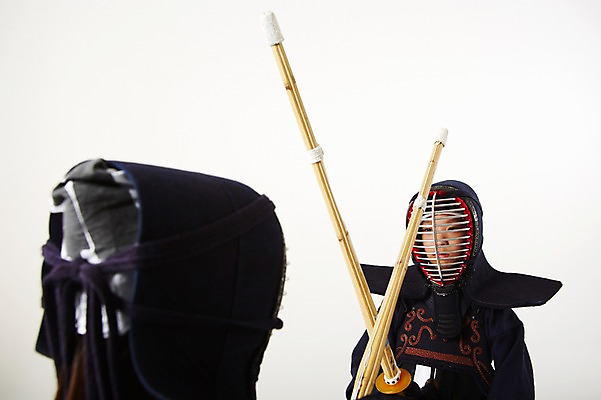 포토 JPG 스튜디오촬영 여학생 여자 남자 남학생 스포츠 청소년 실내 서기 상반신 두명 앞모습 뒷모습 10대 운동 경쟁 한국인 보호장비 검도 검도복 목검 사교육 십대만 성인만 방과후 국내포토 학생 교육 무기 뷰포인트 컨셉 모션 건강 도복 사람 동양인 내부 격투기 장비 검 파일형식