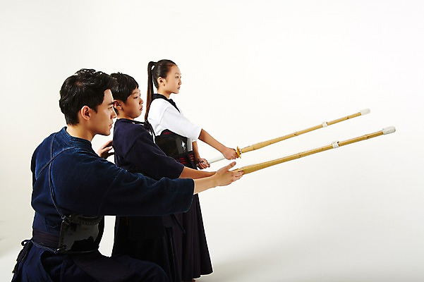 포토 JPG 스튜디오촬영 여학생 여자 남자 남학생 청소년 실내 서기 들기 상반신 20대 성인 옆모습 10대 세명 운동 한국인 가르침 검도 검도복 목검 사교육 사범 방과후 국내포토 학생 교육 무기 뷰포인트 모션 건강 도복 사람 동양인 청년 내부 격투기 검 파일형식