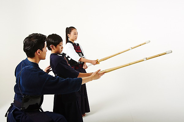 포토 JPG 스튜디오촬영 여학생 여자 남자 남학생 청소년 실내 서기 들기 상반신 20대 성인 옆모습 10대 세명 운동 한국인 가르침 검도 검도복 목검 사교육 사범 방과후 국내포토 학생 교육 무기 뷰포인트 모션 건강 도복 사람 동양인 청년 내부 격투기 검 파일형식