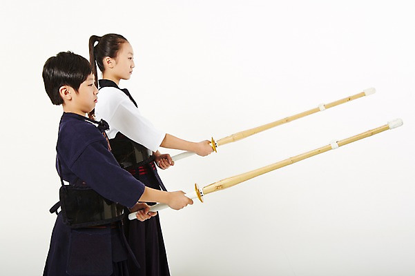 포토 JPG 스튜디오촬영 여학생 여자 남자 남학생 스포츠 청소년 실내 서기 들기 상반신 두명 옆모습 10대 운동 한국인 검도 검도복 목검 사교육 십대만 성인만 방과후 국내포토 학생 교육 무기 뷰포인트 모션 건강 도복 사람 동양인 내부 격투기 검 파일형식