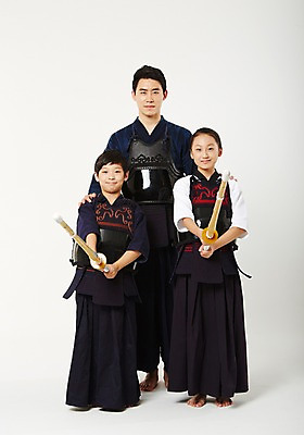 포토 JPG 스튜디오촬영 전신 여학생 여자 남자 남학생 청소년 실내 서기 20대 성인 앞모습 10대 세명 운동 한국인 보호장비 검도 검도복 목검 사교육 사범 방과후 국내포토 학생 교육 무기 뷰포인트 모션 건강 도복 사람 동양인 청년 내부 격투기 장비 검 파일형식