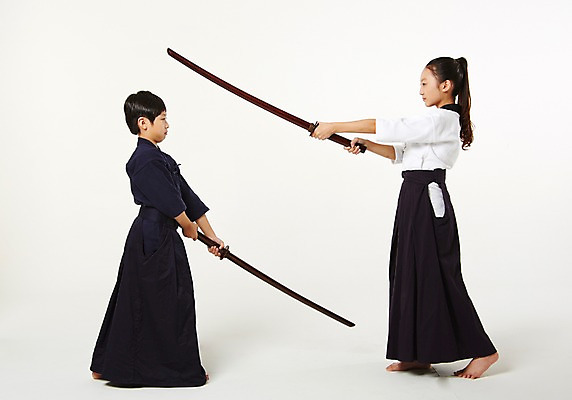 포토 JPG 스튜디오촬영 전신 여학생 여자 남자 남학생 스포츠 청소년 실내 서기 들기 두명 옆모습 10대 운동 경쟁 한국인 검도 검도복 목검 사교육 십대만 성인만 방과후 국내포토 학생 교육 무기 뷰포인트 컨셉 모션 건강 도복 사람 동양인 내부 격투기 검 파일형식