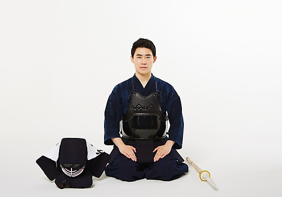 포토 JPG 스튜디오촬영 남자 실내 한명 앉기 20대 성인 앞모습 운동 한국인 무릎꿇기 보호장비 검도 검도복 목검 사교육 사범 성인남자한명만 방과후 국내포토 1 교육 무기 뷰포인트 모션 건강 도복 사람 동양인 청년 내부 격투기 장비 검 남자한명만 성인남자만 파일형식