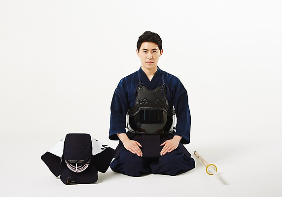포토 JPG 스튜디오촬영 남자 실내 한명 앉기 20대 성인 앞모습 운동 한국인 무릎꿇기 보호장비 검도 검도복 목검 사교육 사범 성인남자한명만 방과후 국내포토 1 교육 무기 뷰포인트 모션 건강 도복 사람 동양인 청년 내부 격투기 장비 검 남자한명만 성인남자만 파일형식