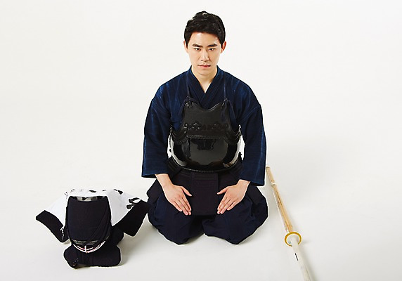 포토 JPG 스튜디오촬영 남자 실내 한명 앉기 20대 성인 앞모습 운동 한국인 무릎꿇기 보호장비 검도 검도복 목검 사교육 사범 성인남자한명만 방과후 국내포토 1 교육 무기 뷰포인트 모션 건강 도복 사람 동양인 청년 내부 격투기 장비 검 남자한명만 성인남자만 파일형식