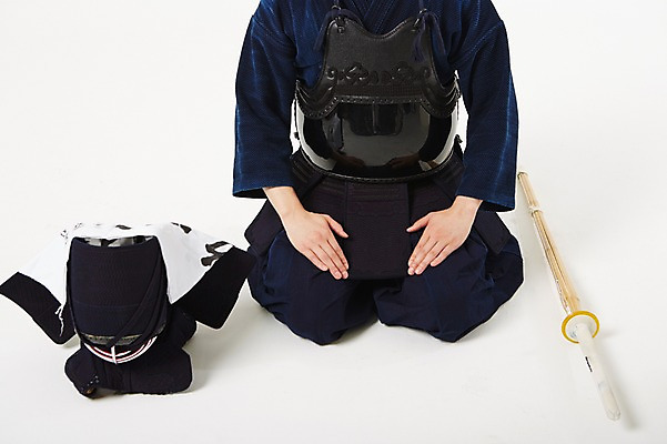 포토 JPG 스튜디오촬영 남자 실내 한명 앉기 20대 성인 앞모습 운동 한국인 인사 무릎꿇기 보호장비 검도 검도복 목검 사교육 사범 성인남자한명만 방과후 국내포토 1 교육 무기 뷰포인트 모션 건강 도복 사람 동양인 청년 내부 격투기 장비 예절 검 남자한명만 성인남자만 파일형식