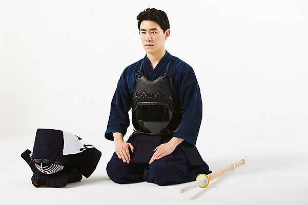 포토 JPG 스튜디오촬영 남자 실내 한명 앉기 20대 성인 앞모습 운동 한국인 무릎꿇기 보호장비 검도 검도복 목검 사교육 사범 성인남자한명만 방과후 국내포토 1 교육 무기 뷰포인트 모션 건강 도복 사람 동양인 청년 내부 격투기 장비 검 남자한명만 성인남자만 파일형식