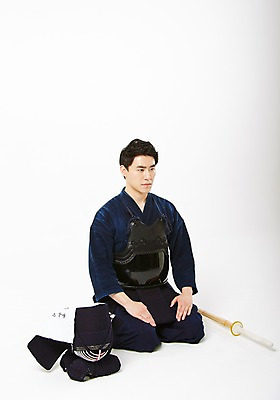 포토 JPG 스튜디오촬영 남자 실내 한명 앉기 20대 성인 앞모습 운동 한국인 무릎꿇기 보호장비 검도 검도복 목검 사교육 사범 성인남자한명만 방과후 국내포토 1 교육 무기 뷰포인트 모션 건강 도복 사람 동양인 청년 내부 격투기 장비 검 남자한명만 성인남자만 파일형식