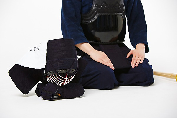 포토 JPG 스튜디오촬영 남자 실내 한명 앉기 20대 성인 앞모습 운동 한국인 하반신 검도 검도복 사교육 사범 성인남자한명만 방과후 국내포토 1 교육 뷰포인트 모션 건강 도복 사람 동양인 청년 내부 격투기 남자한명만 성인남자만 파일형식