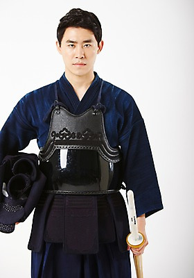 포토 JPG 스튜디오촬영 남자 실내 한명 서기 들기 상반신 20대 성인 앞모습 운동 한국인 보호장비 검도 검도복 사교육 사범 성인남자한명만 방과후 국내포토 1 교육 뷰포인트 모션 건강 도복 사람 동양인 청년 내부 격투기 장비 남자한명만 성인남자만 파일형식