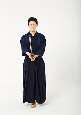 포토 JPG 스튜디오촬영 전신 남자 실내 한명 서기 들기 20대 성인 앞모습 운동 한국인 검도 검도복 목검 사교육 사범 성인남자한명만 방과후 국내포토 1 교육 무기 뷰포인트 모션 건강 도복 사람 동양인 청년 내부 격투기 검 남자한명만 성인남자만 파일형식