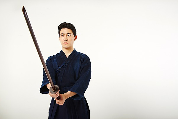 포토 JPG 스튜디오촬영 남자 실내 한명 서기 들기 상반신 20대 성인 앞모습 운동 한국인 검도 검도복 목검 사교육 사범 성인남자한명만 방과후 국내포토 1 교육 무기 뷰포인트 모션 건강 도복 사람 동양인 청년 내부 격투기 검 남자한명만 성인남자만 파일형식