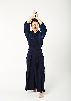 포토 JPG 스튜디오촬영 전신 남자 실내 한명 서기 들기 20대 성인 앞모습 운동 한국인 검도 검도복 목검 사교육 사범 성인남자한명만 방과후 국내포토 1 교육 무기 뷰포인트 모션 건강 도복 사람 동양인 청년 내부 격투기 검 남자한명만 성인남자만 파일형식