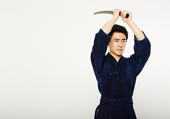 포토 JPG 스튜디오촬영 남자 실내 한명 서기 들기 상반신 20대 성인 앞모습 운동 한국인 검도 검도복 목검 사교육 사범 성인남자한명만 방과후 국내포토 1 교육 무기 뷰포인트 모션 건강 도복 사람 동양인 청년 내부 격투기 검 남자한명만 성인남자만 파일형식