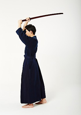 포토 JPG 스튜디오촬영 전신 남자 실내 한명 서기 들기 20대 성인 옆모습 운동 한국인 검도 검도복 목검 사교육 사범 성인남자한명만 방과후 국내포토 1 교육 무기 뷰포인트 모션 건강 도복 사람 동양인 청년 내부 격투기 검 남자한명만 성인남자만 파일형식