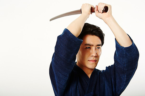 포토 JPG 스튜디오촬영 남자 실내 한명 서기 들기 상반신 20대 성인 앞모습 운동 한국인 검도 검도복 목검 사교육 사범 성인남자한명만 방과후 국내포토 1 교육 무기 뷰포인트 모션 건강 도복 사람 동양인 청년 내부 격투기 검 남자한명만 성인남자만 파일형식