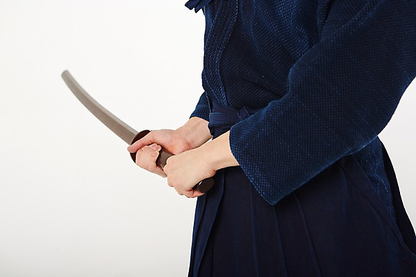 포토 JPG 스튜디오촬영 남자 실내 한명 들기 상반신 20대 성인 옆모습 운동 한국인 검도 검도복 목검 사교육 사범 성인남자한명만 방과후 국내포토 1 교육 무기 뷰포인트 모션 건강 도복 사람 동양인 청년 내부 격투기 검 남자한명만 성인남자만 파일형식