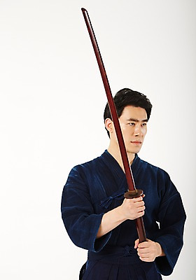 포토 JPG 스튜디오촬영 남자 실내 한명 서기 들기 상반신 20대 성인 앞모습 운동 한국인 검도 검도복 목검 사교육 사범 성인남자한명만 방과후 국내포토 1 교육 무기 뷰포인트 모션 건강 도복 사람 동양인 청년 내부 격투기 검 남자한명만 성인남자만 파일형식