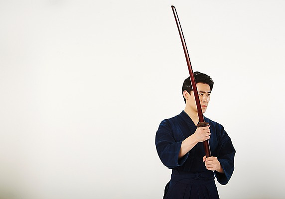 포토 JPG 스튜디오촬영 남자 실내 한명 서기 들기 상반신 20대 성인 앞모습 운동 한국인 검도 검도복 목검 사교육 사범 성인남자한명만 방과후 국내포토 1 교육 무기 뷰포인트 모션 건강 도복 사람 동양인 청년 내부 격투기 검 남자한명만 성인남자만 파일형식