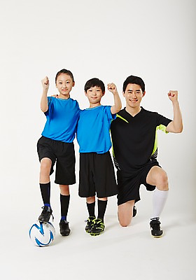 포토 JPG 스튜디오촬영 전신 여학생 여자 남자 남학생 축구공 청소년 실내 서기 앉기 20대 성인 앞모습 10대 세명 운동복 운동 파이팅 축구 한국인 감독 사교육 체육선생님 방과후 국내포토 직업 학생 옷 교육 뷰포인트 공 축구용품 모션 건강 사람 동양인 청년 내부 구기 교사 체육 파일형식