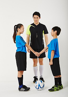 포토 JPG 스튜디오촬영 전신 여학생 여자 남자 남학생 축구공 청소년 악수 실내 서기 20대 성인 앞모습 옆모습 10대 세명 운동복 운동 축구 한국인 예절 감독 사교육 체육선생님 방과후 국내포토 직업 학생 옷 교육 뷰포인트 공 축구용품 모션 건강 사람 동양인 손짓 청년 내부 구기 교사 체육 파일형식