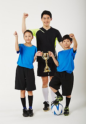 포토 JPG 스튜디오촬영 전신 여학생 여자 남자 남학생 축구공 청소년 실내 서기 20대 성인 앞모습 10대 세명 운동복 운동 파이팅 축구 한국인 우승 감독 트로피 사교육 체육선생님 방과후 국내포토 직업 학생 옷 교육 뷰포인트 공 축구용품 모션 건강 사람 동양인 청년 내부 구기 교사 최고 상_우승 체육 파일형식