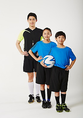 포토 JPG 스튜디오촬영 전신 여학생 여자 남자 남학생 축구공 청소년 실내 서기 들기 20대 성인 앞모습 10대 세명 운동복 운동 축구 한국인 감독 사교육 체육선생님 방과후 국내포토 직업 학생 옷 교육 뷰포인트 공 축구용품 모션 건강 사람 동양인 청년 내부 구기 교사 체육 파일형식