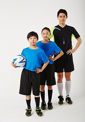 포토 JPG 스튜디오촬영 전신 여학생 여자 남자 남학생 축구공 청소년 실내 서기 들기 20대 성인 앞모습 10대 세명 운동복 운동 축구 한국인 감독 사교육 체육선생님 방과후 국내포토 직업 학생 옷 교육 뷰포인트 공 축구용품 모션 건강 사람 동양인 청년 내부 구기 교사 체육 파일형식