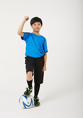 포토 JPG 스튜디오촬영 전신 남자 남학생 축구공 청소년 실내 한명 서기 들기 앞모습 10대 운동복 운동 파이팅 축구 한국인 사교육 십대남자한명만 방과후 국내포토 1 학생 옷 교육 뷰포인트 공 축구용품 모션 건강 사람 동양인 내부 구기 남자한명만 십대남자만 파일형식