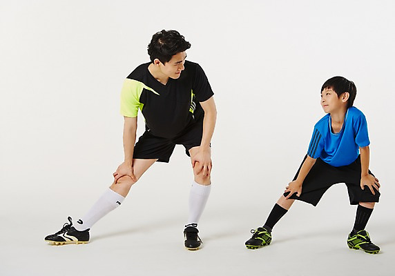 포토 JPG 스튜디오촬영 전신 남자 남학생 실내 서기 20대 성인 두명 앞모습 10대 운동복 운동 축구 스트레칭 한국인 감독 사교육 체육선생님 남자만 성인만 방과후 국내포토 직업 학생 옷 교육 뷰포인트 모션 청소년 건강 사람 동양인 청년 내부 구기 교사 체육 파일형식