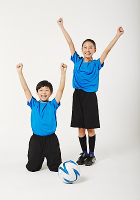 포토 JPG 스튜디오촬영 전신 여학생 여자 남자 남학생 축구공 청소년 실내 서기 앉기 두명 앞모습 10대 운동복 운동 축구 기쁨 만세 한국인 무릎꿇기 축구화 사교육 십대만 방과후 국내포토 학생 옷 교육 감정 뷰포인트 운동화 공 축구용품 모션 건강 사람 동양인 내부 구기 파일형식