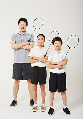 포토 JPG 스튜디오촬영 전신 여학생 여자 남자 남학생 청소년 실내 서기 들기 20대 성인 앞모습 10대 세명 운동복 운동 팔짱 한국인 배드민턴라켓 감독 배드민턴 사교육 체육선생님 방과후 국내포토 직업 학생 옷 교육 뷰포인트 모션 건강 사람 동양인 청년 내부 구기 교사 라켓 체육 파일형식