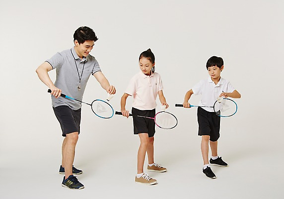 포토 JPG 스튜디오촬영 전신 여학생 여자 남자 남학생 청소년 실내 서기 들기 20대 성인 앞모습 10대 세명 운동복 운동 한국인 배드민턴라켓 가르침 감독 배드민턴 사교육 체육선생님 방과후 국내포토 직업 학생 옷 교육 뷰포인트 모션 건강 사람 동양인 청년 내부 구기 교사 라켓 체육 파일형식